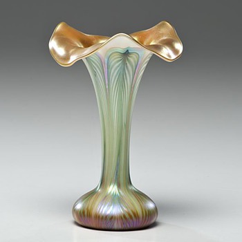 QUEZAL  LILY VASE - Art Glass