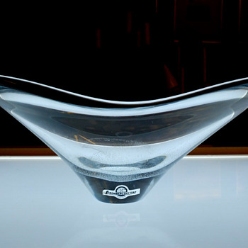 Constricta bowl T 257 - Gunnar Nylund Strombergshyttan early 1950s.