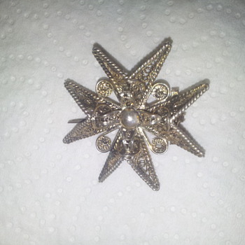 tres belle broche - Costume Jewelry