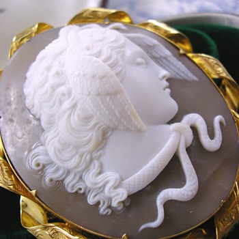Victorian Grand Tour Master Carved Cameo Medusa High Carat Gold - Fine Jewelry