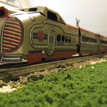 Marx 10005 red and silver U.P. passenger set