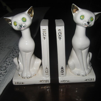Cermic Cat Book ends. - Animals
