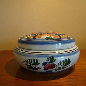D.P.  DELFT-HOLLAND  - Art Pottery