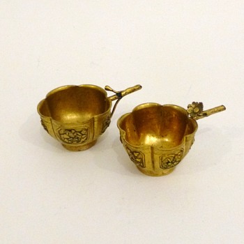 Two antique chinese fire-gilt bronze wine cups - Asian