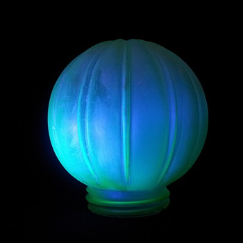 Vaseline Uranium Annagroen globe. 