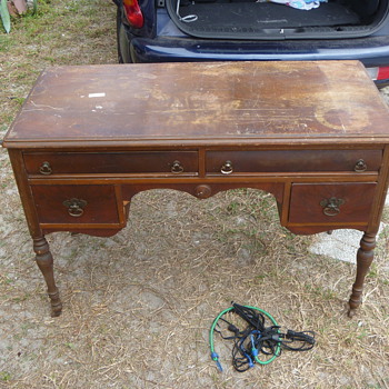 1800's Walnut & Gum Desk - Furniture