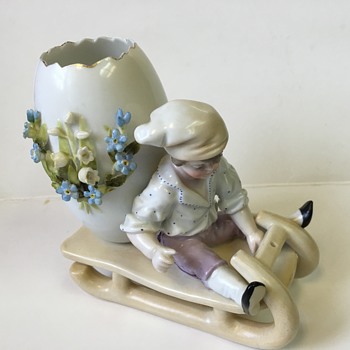 Boy on sled - Figurines