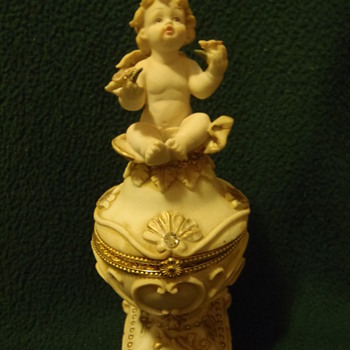 does anyone think this is old i love it no matter what thanks cute - Art Pottery