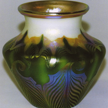 QUEZAL ART GLASS VASE, circa 1906