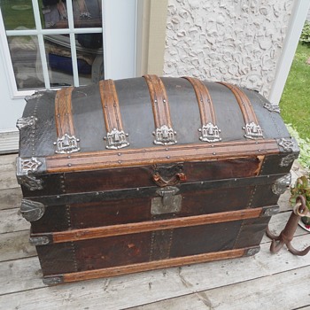 Romadka Brothers Leather Trunk rare front clasp - Furniture