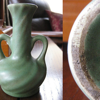 4" matte green vase - Art Pottery