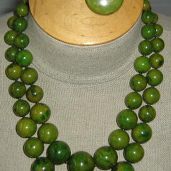 Spinach green bakelite necklace, earrings, bracelet - Costume Jewelry