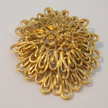 Monet 'Palazzo' filigree brooch goldtone - Costume Jewelry
