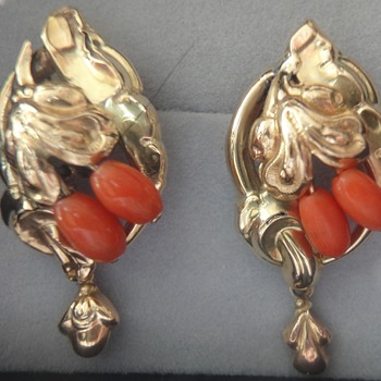 Biedermeier yellow gold coral earrings 