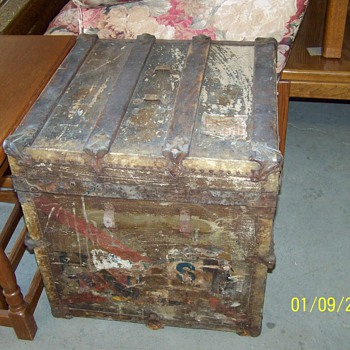 Old steamer trunk - Furniture