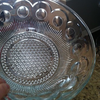 Anyone recognize this pattern or maker? Help appreciated