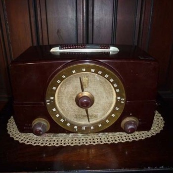 Vintage Zenith Bakelite Radio