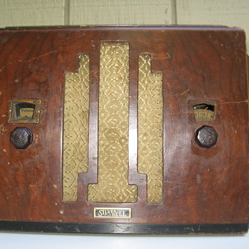 "Silver Bell" table top radio, wood with tubes - Radios