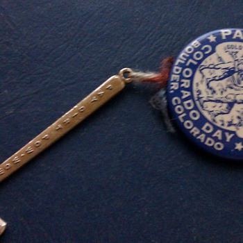 1858 Paydirt Gold Rush badge with hammer - Advertising