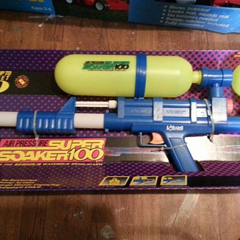 1990 SUPER SOAKER 100 FACTORY SEAL AND MINT - Toys