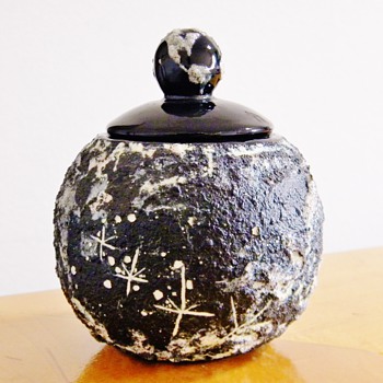 Helen Garriott EARTHRISE Jar MOON ASTRONAUT FOOTPRINTS Paid $2.99 /$$$ - Art Pottery