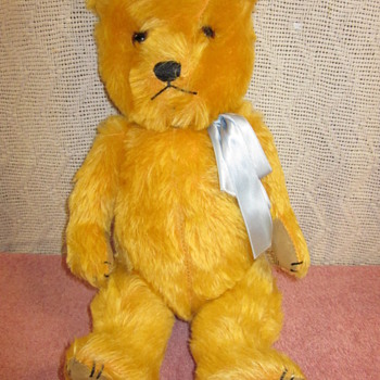 Can anyone identify this bear ?  - Dolls