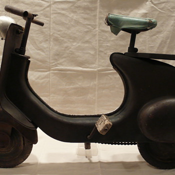 Vintage Vespa like pedal car - Model Cars