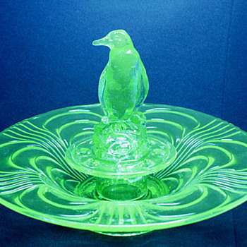 LIBOCHOVICE PENGUIN CENTREPIECE - Art Glass