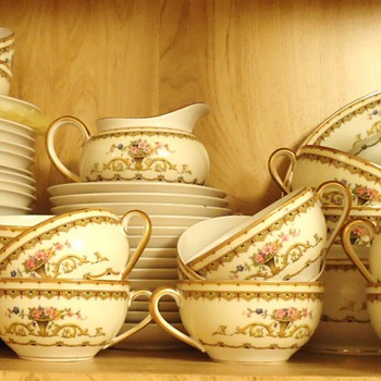NORITAKE  China Carltonia 88 pieces ended in 1921 (I read on Internet)