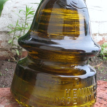 Can anybody tell me the color of this insulator? 