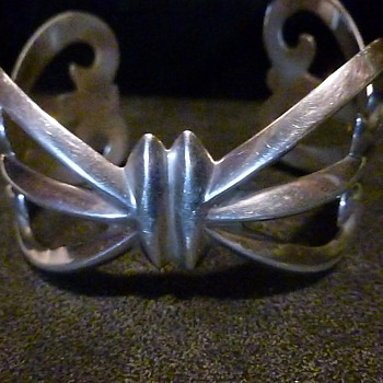 I love this silver bracelet