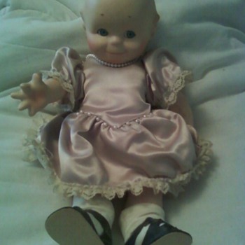 Need help/Information on this cutie ---  - Dolls