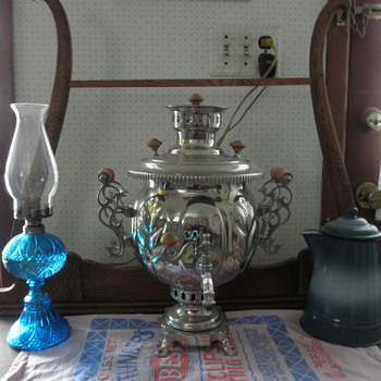 20th century samovar with vintage oil lamp and vintage enameled coffee pot - Kitchen