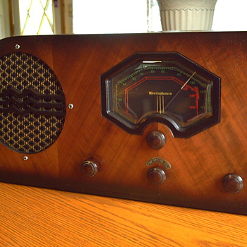 1937 CANDIAN WESTINGHOUSE MODEL 511 AM/SHORTWAVE RADIO - Radios