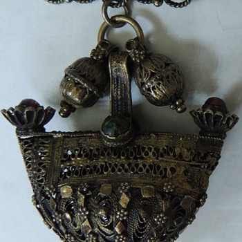 Help with this piece please!? - Costume Jewelry