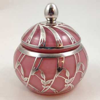 Josephinenhütte small covered box w/silver overlay - Alexander Pfohl design, ca. 1927 - Art Glass