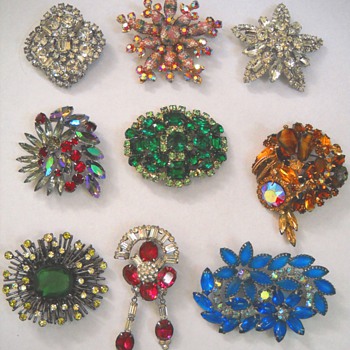 HOLIDAY BLING VINTAGE BROOCHES - Costume Jewelry