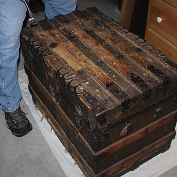 1880's or so - heavy trunk - Furniture