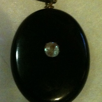 NTIQUE VICTORIAN BLACK (ENAMEL) ? MOURNING HAIR PORTRAIT PENDANT LOCKET 