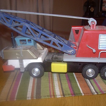 VINTAGE TOY TRUCK CRANE PRESSED METAL AND PLASTIC