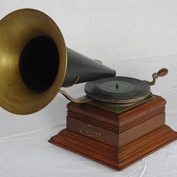 Zonophone front mount gramophone 1905 - Records