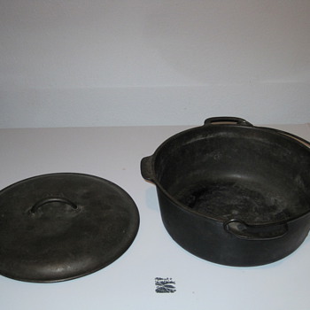 "No8" Cast Iron Dutch Oven - Kitchen