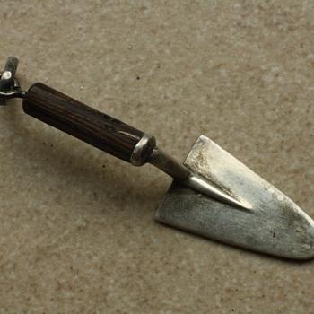 Silver shovel pendant - Fine Jewelry
