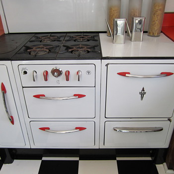 1930s? Wedgewood Stove with Fun Red Highlights - Kitchen