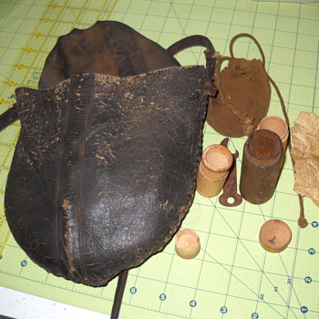 Great-Great-Grrandfather's Civil war powder pouch and items - Military and Wartime