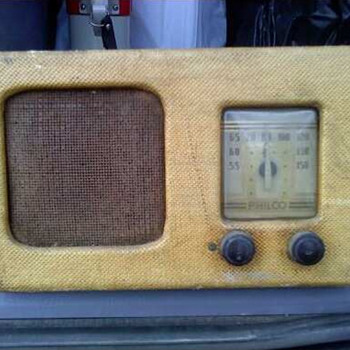 Philco Battery Powered TH-4 Radio - Radios