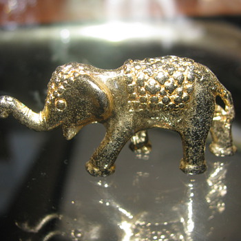 Gold elephant figure - Animals