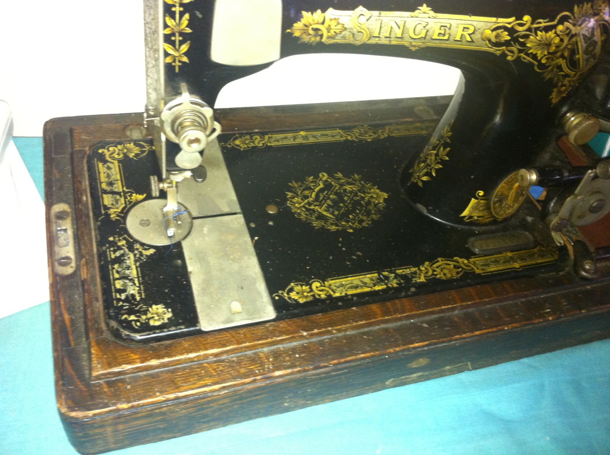 Victorian 1903 singer sewing machine with coffin top box Collectors