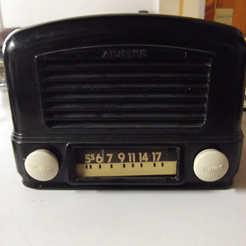 1947 Airline Bakelite A.M. radio - Radios