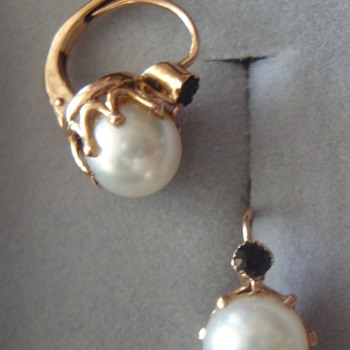 Loving memory of my grandmother; red gold pearl sappire earrings. 